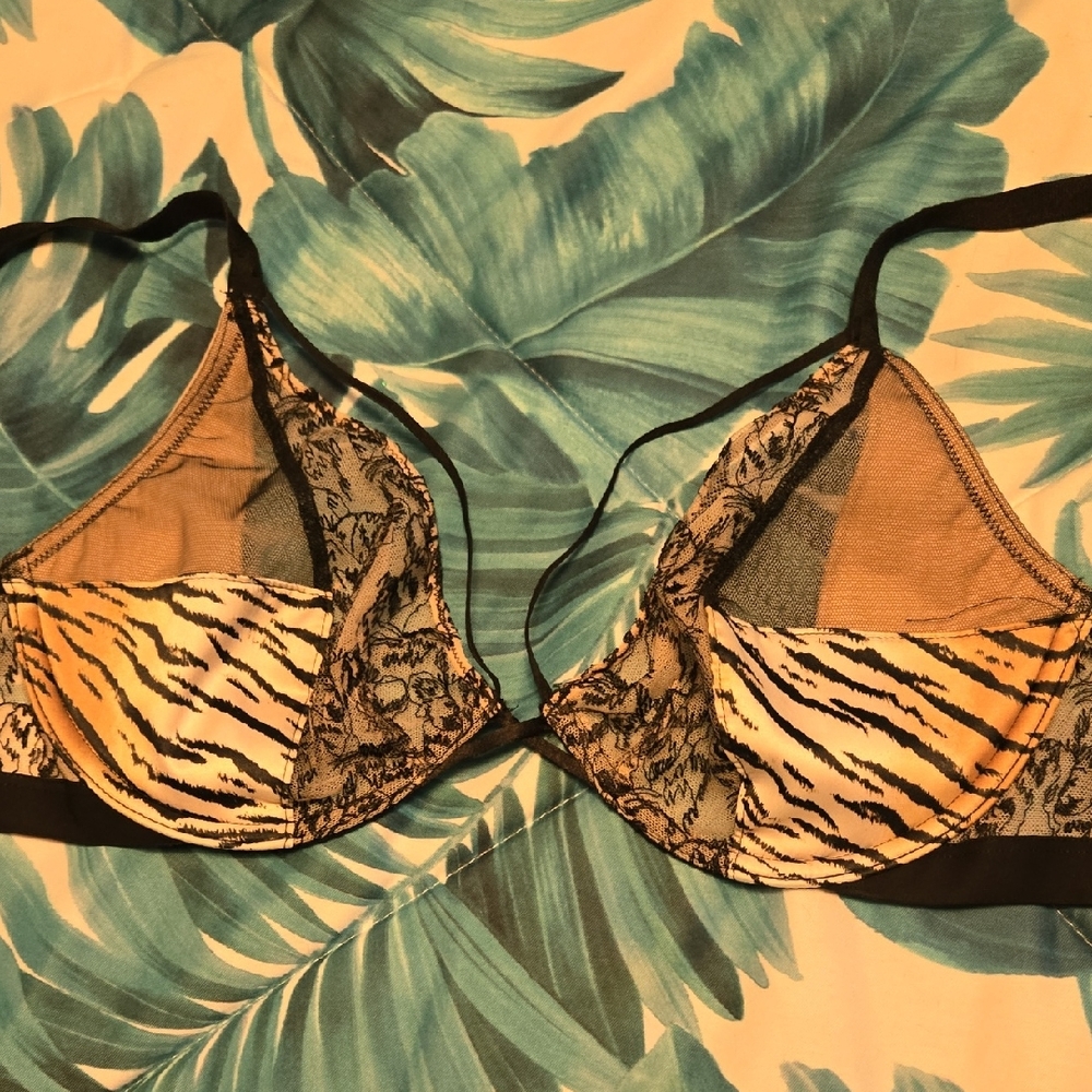 Victoria's Secret Very Sexy Unlined Plunge Bra